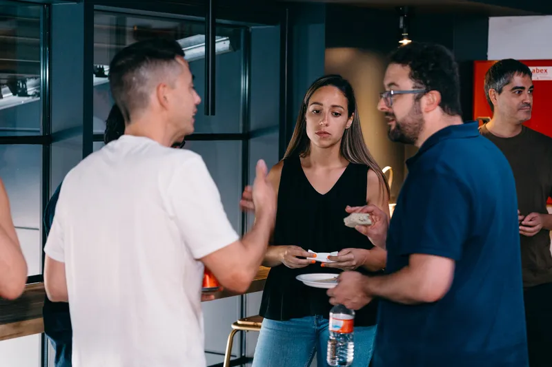 Los tres ponentes, Leo y David de espaldas, Margarita de frente, charlando mientras disfrutan del picoteo.